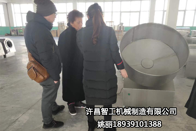 陜西客戶來(lái)許昌智工考察試機(jī)湯圓機(jī)，制餡非常滿意，現(xiàn)場(chǎng)定機(jī)