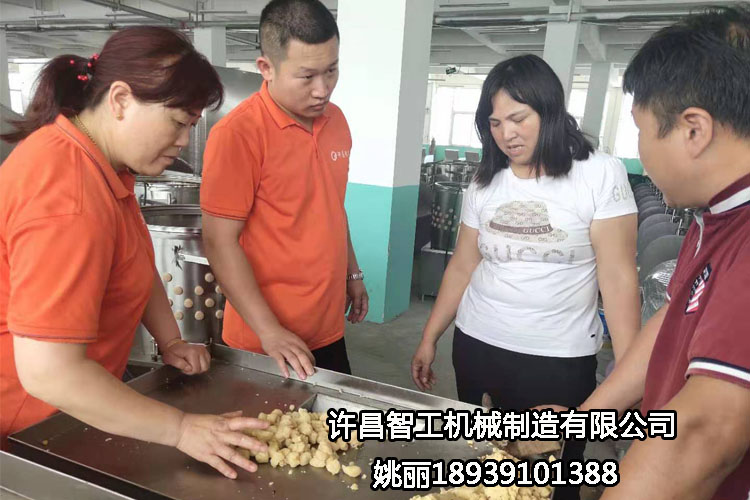 河南周口客戶自帶原料到許昌智工考察、試機(jī)制餡機(jī)！（做糕點(diǎn)）