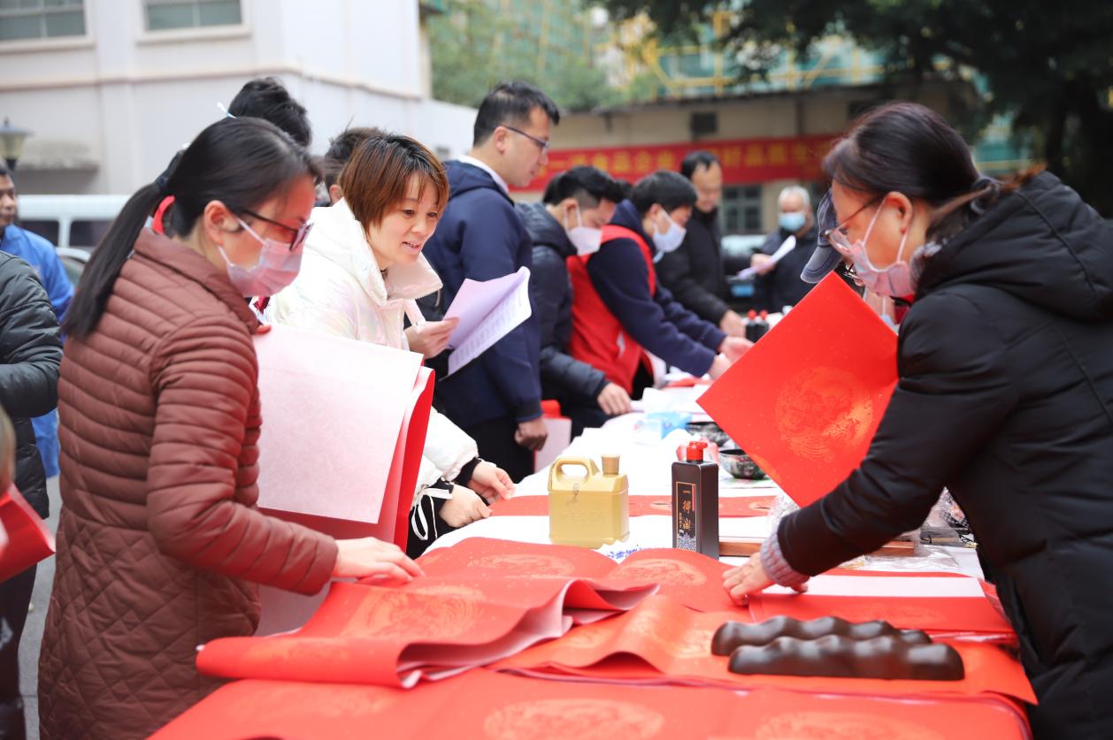 揮毫潑墨 玉兔迎春——化工院開展義務寫春聯活動 揮毫潑墨 玉兔迎春——化工院開展義務寫春聯活動