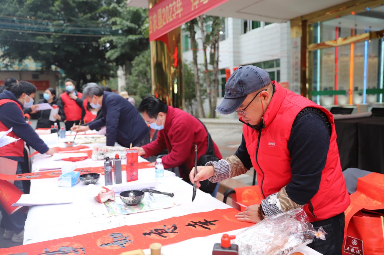 揮毫潑墨 玉兔迎春——化工院開展義務寫春聯活動 揮毫潑墨 玉兔迎春——化工院開展義務寫春聯活動